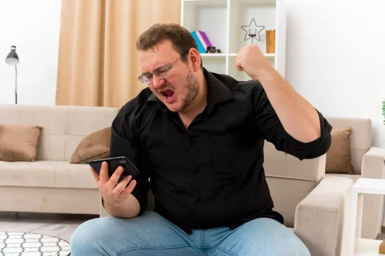 10+ Rekomendasi Aplikasi Penguat Sinyal HP Android di 2025