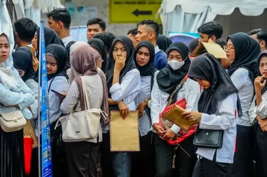 Mengapa Ekonomi Indonesia Tumbuh 5,61% tapi Pengangguran Anak Muda Masih 16,89%.jpg
